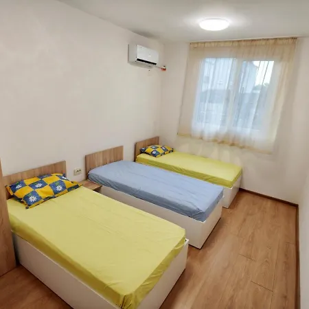 Villa Three-bedroom House In Village, 20 Minutes From The Beach!