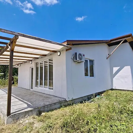 Villa Three-bedroom House In Village, 20 Minutes From The Beach!