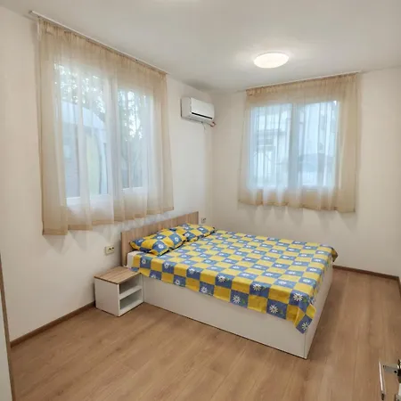 Villa Three-bedroom House In Village, 20 Minutes From The Beach!