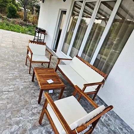 Three-bedroom House In Village, 20 Minutes From The Beach! Villa Livada