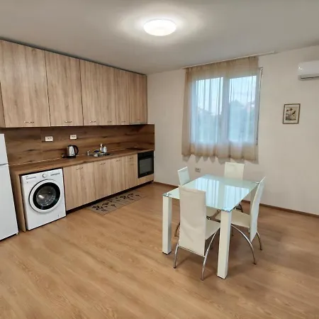 Villa Three-bedroom House In Village, 20 Minutes From The Beach!