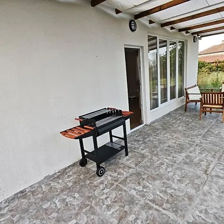 Three-bedroom House In Village, 20 Minutes From The Beach! Villa *
